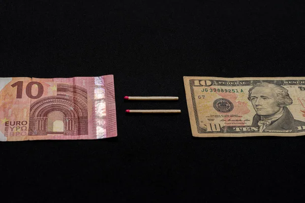 Dollars et euros sur fond noir, comparant dix euros à dix dollars . — Photo