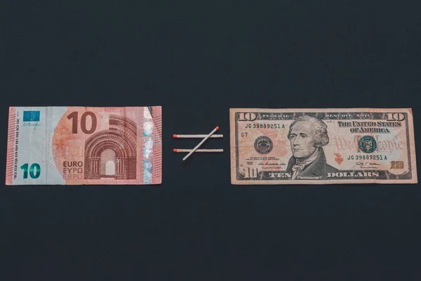 Dólares e euros sobre fundo preto, comparando dez euros a dez dólares . — Fotografia de Stock