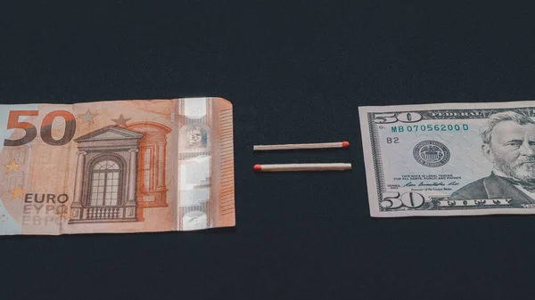 Cinquenta dólares são cinquenta euros, notas sobre um fundo preto . — Fotografia de Stock