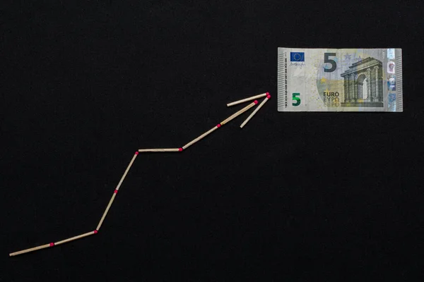Сера и стрела евро на черном фоне . — стоковое фото