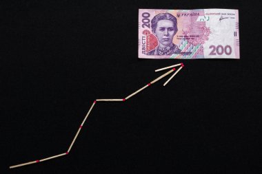 Siyah arkaplanda sülfür oku ve 200 Hryvnia.