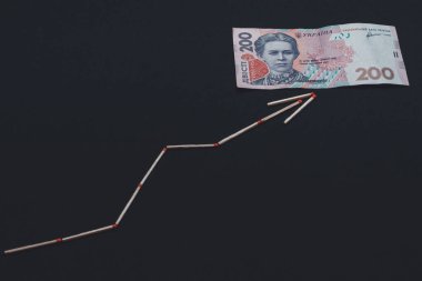 Siyah arkaplanda sülfür oku ve 200 Hryvnia.