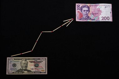 Siyah arka planda oklu Ukrayna Hryvnia ve Amerikan doları.