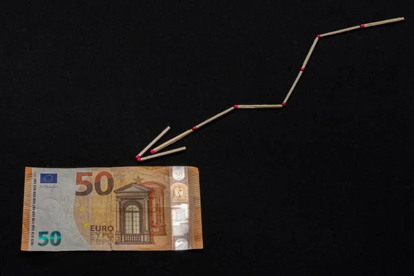 Euro stijgend en dalend grafiek, bankbiljet op zwarte achtergrond. — Stockfoto
