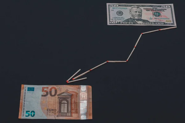 A seta do jogo mostra o euro contra o dólar . — Fotografia de Stock