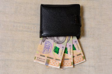 Beş yüz Ukraynalı hryvnia banknotlar siyah çanta içinde.