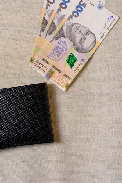 Fünfhundert ukrainische Griwna-Banknoten in schwarzer Handtasche. — Stockfoto