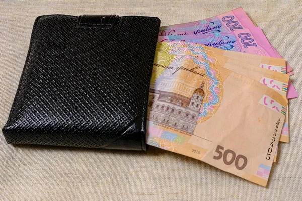 Украинские купюры номиналом 500, 200 и 100 гривен . — стоковое фото