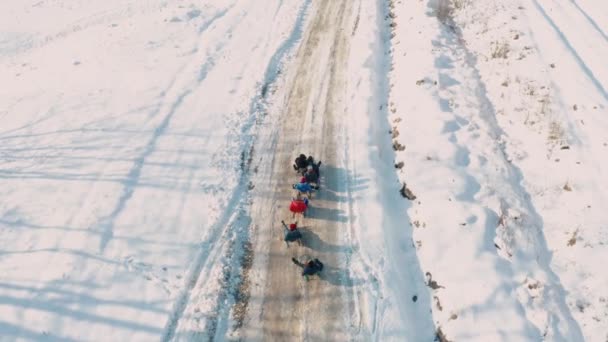 Många Små Barn Åker Pulka Byn Vinterlovet Flygfoto Från Toppen — Stockvideo