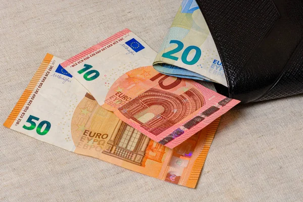 Банкноты евро в кожаном бумажнике на светлом фоне . — стоковое фото