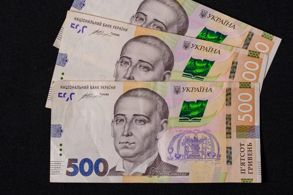 500 hryvnia ucraniana em um fundo preto . — Fotografia de Stock