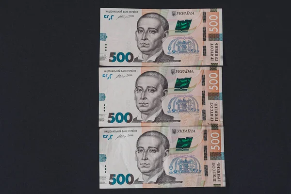 500 hryvnia ucraniana sobre un fondo negro . — Foto de Stock