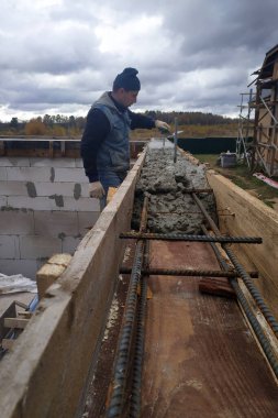 Yeni evin temeli, bina, detaylar ve çelik parmaklıklar ve tel çubuk takviyesi, çimento. 2020