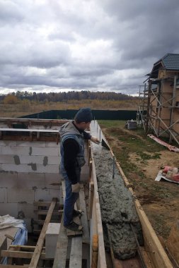 Yeni evin temeli, bina, detaylar ve çelik parmaklıklar ve tel çubuk takviyesi, çimento. 2020