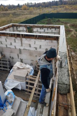 Yeni evin temeli, bina, detaylar ve çelik parmaklıklar ve tel çubuk takviyesi, çimento. 2020