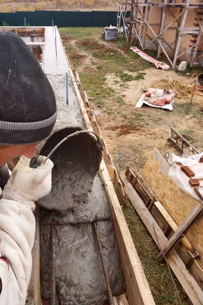 新しい家の建設 路面電車との作業でコンクリートの労働者ライン 2020 — ストック写真