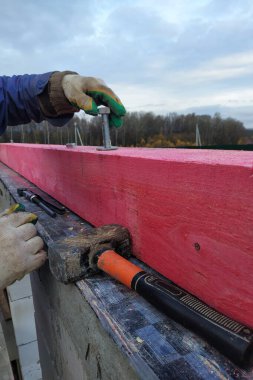 2020 'de yeni bir evin çatısının yapımı ve inşaatı başladı.