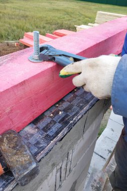 2020 'de yeni bir evin çatısının yapımı ve inşaatı başladı.