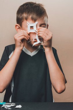 Beyaz gazeteci çocuktan beyaz bir kare. 2020