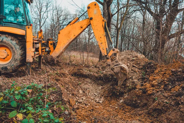 Una Excavadora Amarilla Trabaja Claro Del Bosque Cava Tierra 2020 —  Fotos de Stock