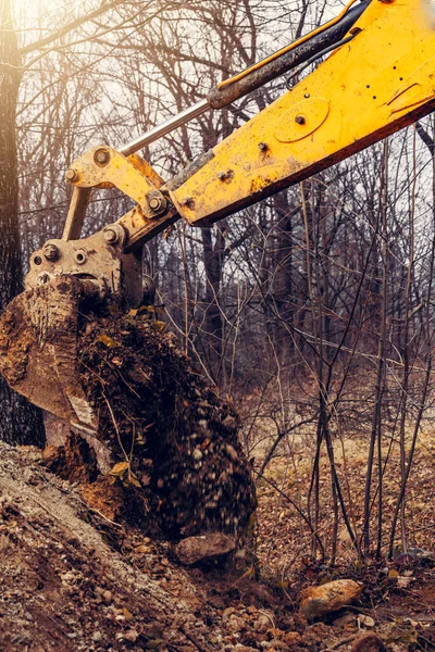 Een Gele Roestige Industriële Graafmachine Met Een Emmer Grond Die — Stockfoto