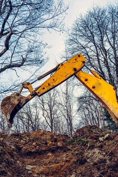 森林里的一辆黄色挖掘机为池塘挖坑 2020年 — 图库照片
