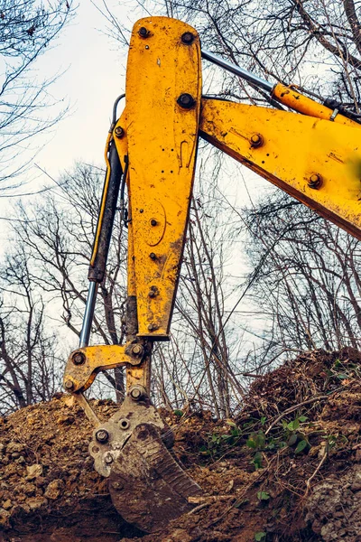 Ein Gelber Bagger Wald Gräbt Eine Grube Für Einen Teich — Stockfoto