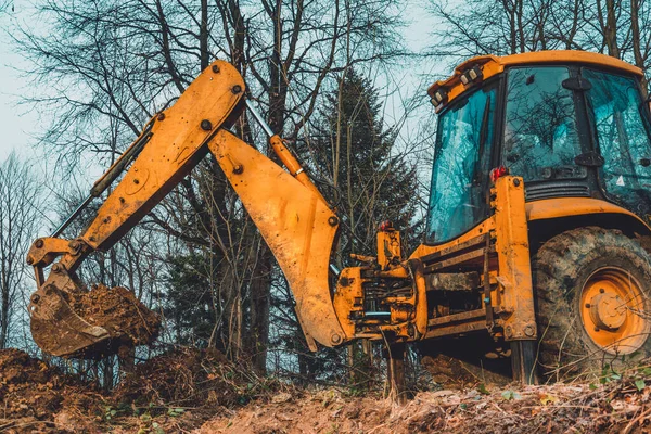 Uma Velha Escavadora Amarela Meio Floresta Escava Poço Conchas Para — Fotografia de Stock
