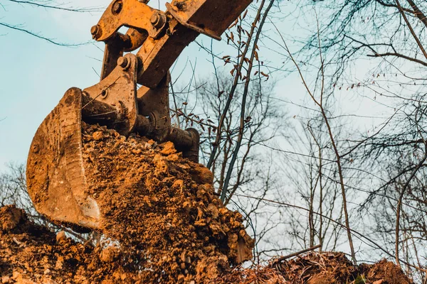 Cenário Balde Escavadeira Com Solo Fundo Floresta Céu 2020 — Fotografia de Stock