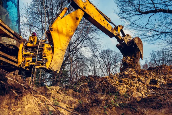 Kazı Makinesi Ormanın Içinde Bir Kovayla Toprağı Kazarak Kazı Çalışması — Stok fotoğraf