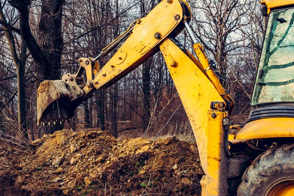 Trabalhador Amarelo Velho Escavadeira Floresta Cavar Poço Para Colheita Água — Fotografia de Stock