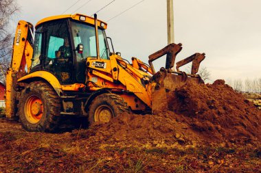 Trostyanets, Ukrayna 20 Aralık 2019: Köydeki kazıcı kepçeyle toprak topluyor. 2020
