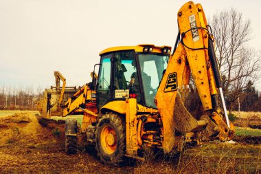 Trostyanets, Ukrayna 20 Aralık: Kazıcı, 2020 yardasına beton levhalar taşıyor