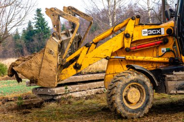 Trostyanets, Ukrayna 20 Aralık: Kazıcı, 2020 yardasına beton levhalar taşıyor