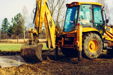 Trostyanets, Ukrayna 20 Aralık: Kazıcı, 2020 yardasına beton levhalar taşıyor