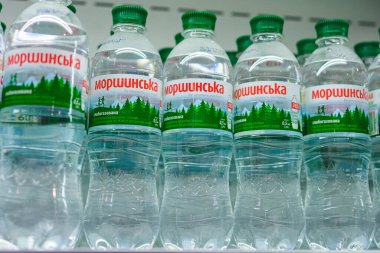 Iviv, Ukrayna 27 Ocak 2020 Havalimanı 'ndaki dükkanlarda maden suyu satılmaktadır.