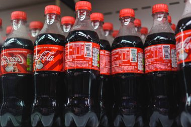 Lviv, Ukrayna 27 Ocak 2020 Coca-Cola havaalanı mağazalarında satılıktır.