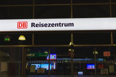 Mainz, Almanya 28 Ocak 2020 'de yerel tren istasyonundaki tabela dükkanları. 2020