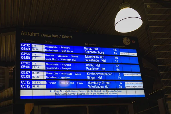 Mainz Germany January 2020 Boarding Train Station Mainz Germany 2020 — Stock Photo, Image