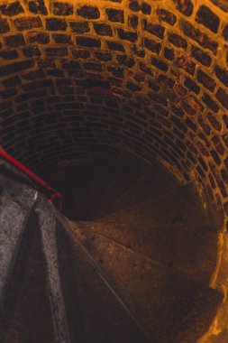 Wroclaw 'daki kiliselerden birinin merdivenlerinde. 2020