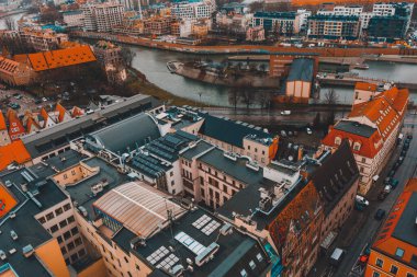 Wroclaw 'da yağmurlu bir gün, şehir manzarası ve nehir manzarası. 2020