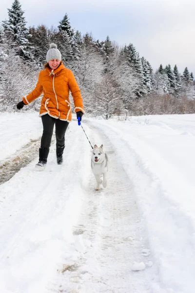 Junge Frau Beim Morgendlichen Lauf Mit Einem Husky Welpen Winterwald — Stockfoto