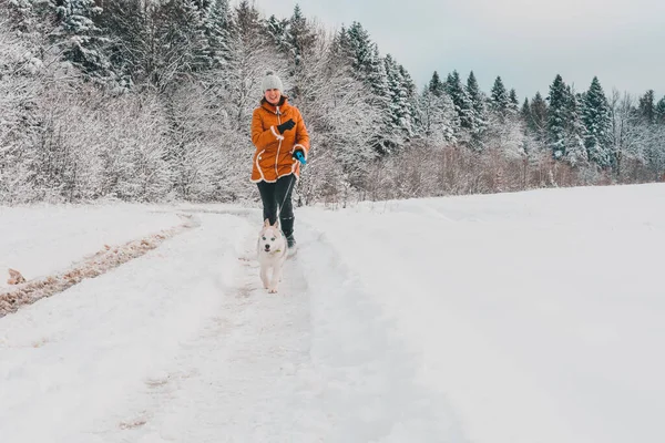 Ung Kvinna Löpare Utbildning Vinter Park Med Husky Dog 2020 — Stockfoto