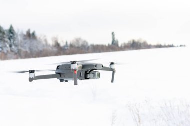 Gökyüzüne insansız hava aracı, mavi gökyüzünde kuadkopter. 2020