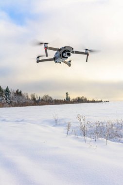 Gökyüzüne insansız hava aracı, mavi gökyüzünde kuadkopter. 2020