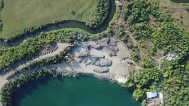 Madencilik endüstrisi. Vinçleri ve kamyonları olan taş ocağı. Bazalt 2020 Ukrayna 'nın Bazaltowe köyündeki bir taş ocağında işlem görüyor.