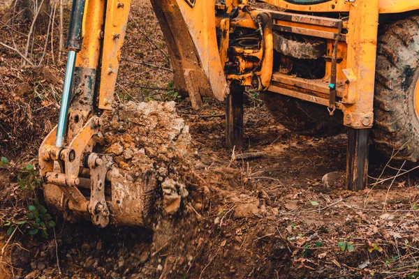 Escavadora Escava Solo Floresta Arranca Raízes Das Árvores 2020 — Fotografia de Stock
