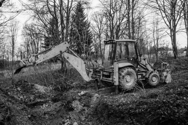 Yellow Excavator Forest Digs Pit Pond 2020 — Stock Photo, Image