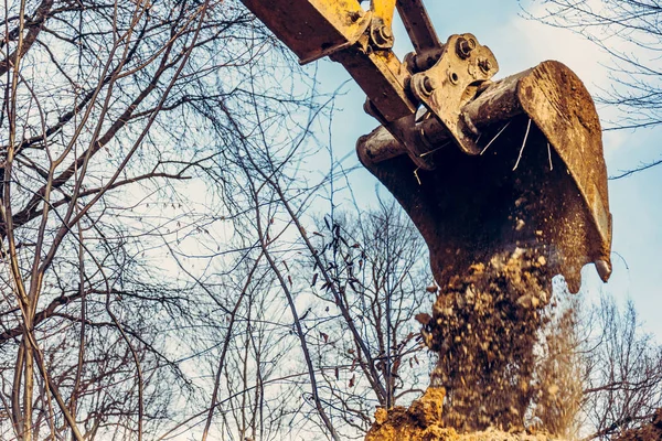 Hintergrund Der Baggerschaufel Mit Erde Auf Wald Und Himmelshintergrund 2020 — Stockfoto