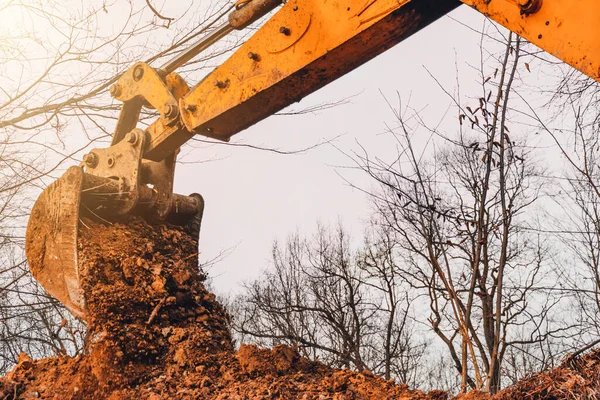 Cenário Balde Escavadeira Com Solo Fundo Floresta Céu 2020 — Fotografia de Stock